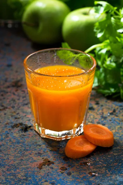 Bicchiere di succo di carota fresco, verticale — Foto Stock