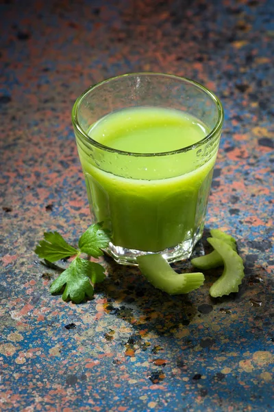 セロリと緑、上面のジュースのガラス — ストック写真