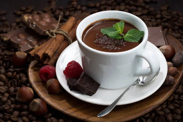 O smaku gorąca czekolada na tle ziaren kawy — Zdjęcie stockowe
