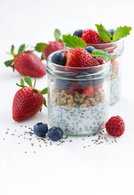 Odaya bir kavanoz, chia çilek ve yulaf gevreği ile