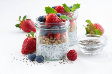 Bir kavanoz, chia çilek ve yulaf gevreği ile Servis Kahvaltı 