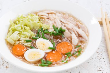 Cam erişte, sebze ve tavuk, closeup ile Çin çorbası