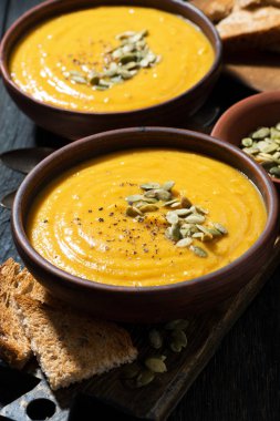 Bir kasede, dikey closeup lezzetli balkabağı çorbası