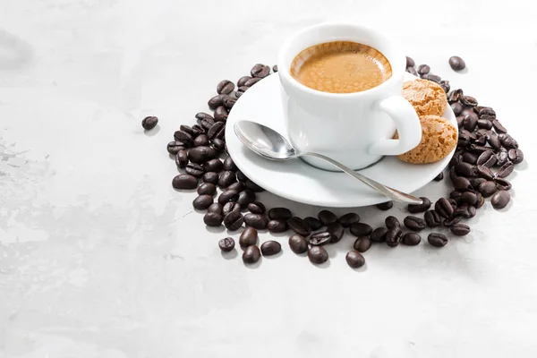 Taza de café fresco y galletas sobre fondo blanco — Foto de Stock