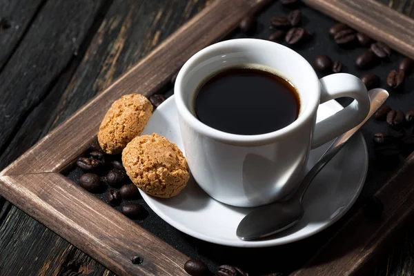 Tasse schwarzen Kaffee auf einem Tablett — Stockfoto