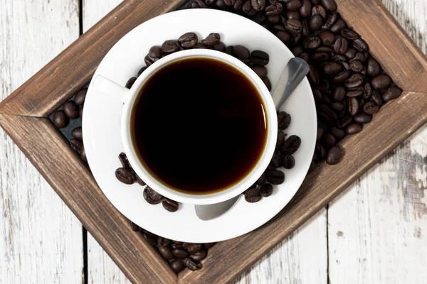 Šálek kávy na dřevěný tác, pohled shora — Stock fotografie