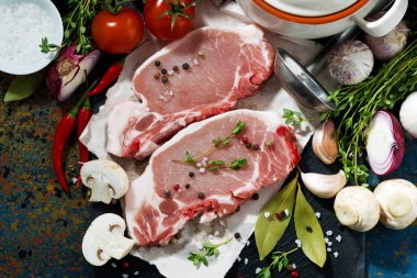 iki adet çiğ domuz eti ve çorba hazırlanması için malzemeler