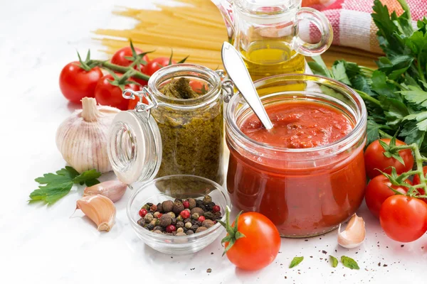 Molho de tomate, pesto e ingredientes para massas, close-up — Fotografia de Stock