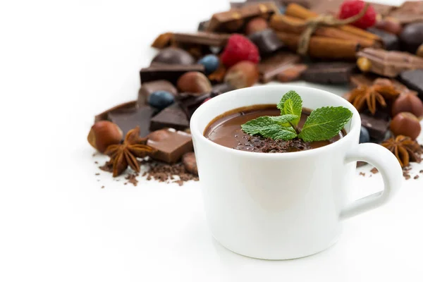 Taza blanca con chocolate caliente e ingredientes, aislado en blanco —  Fotos de Stock