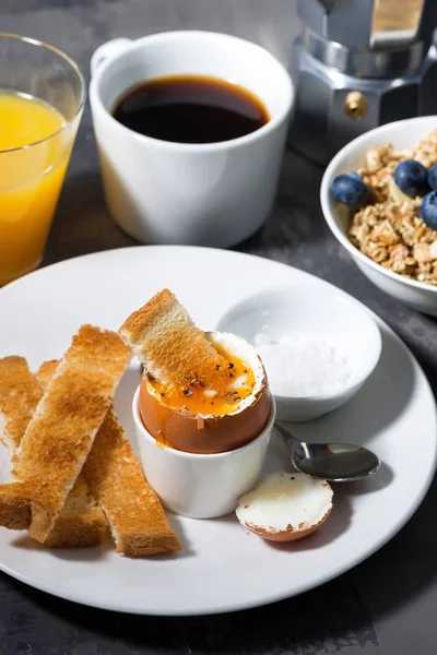 Kokt ägg, rostat bröd och kaffe till frukost, vertikal — Stockfoto