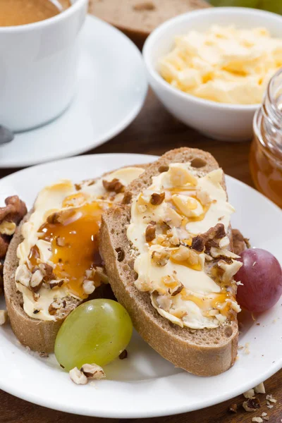 Bröd med smör, honung och nötter till frukost, närbild — Stockfoto