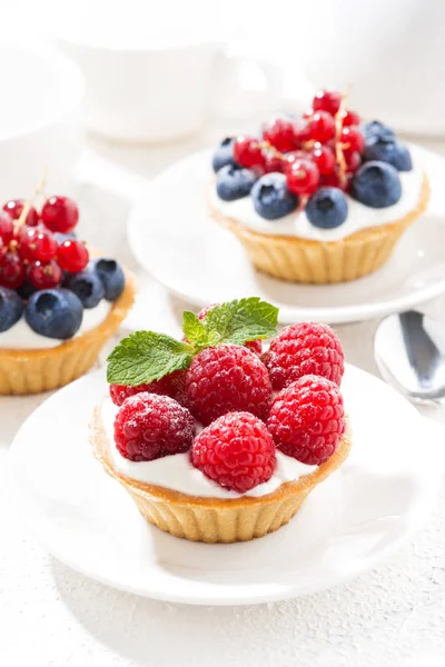 Mini-Torten mit Sahne und Beeren, senkrecht — Stockfoto