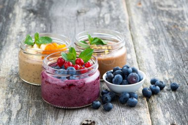 ürün yelpazesine kahvaltı taze meyveler, meyve ve çikolata ile