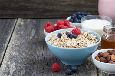 koyu ahşap arka plan, yatay taze kahvaltı ürünleri