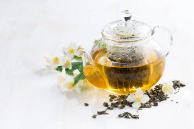 yeşil çay ile jasmin Beyaz ahşap zemin üzerinde