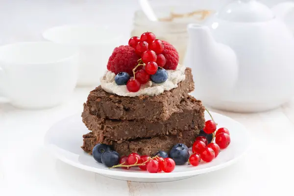新鮮な果実とジューシーなチョコレート ケーキ — ストック写真