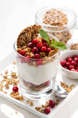 granola, kızılcık ve krem, dikey portre tatlı