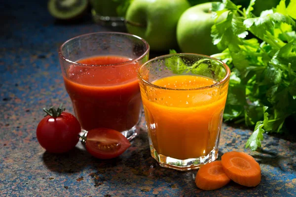 Glas av färsk morot och tomat juice — Stockfoto
