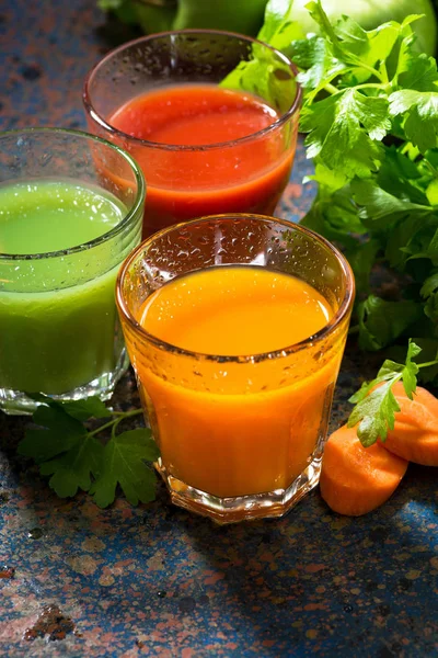 Vasos de jugo de verduras frescas de zanahorias, tomates — Foto de Stock