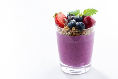 Böğürtlenli yoğurt ile beyaz bir arka planda, closeup granola