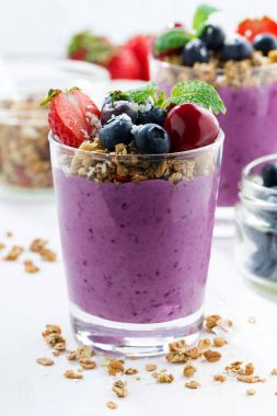 Yaban mersini tatlı taze meyveleri ve granola 