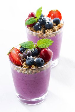 Böğürtlenli yoğurt ile granola, dikey Üstten Görünüm