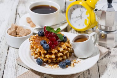 çilek ve karamelli tatlı kahvaltıda gözleme