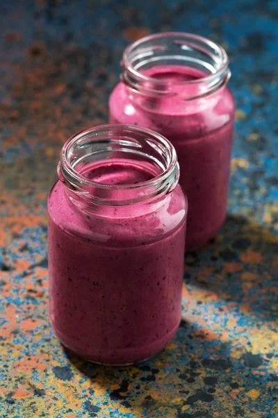 Batido de bayas en botellas, vertical —  Fotos de Stock