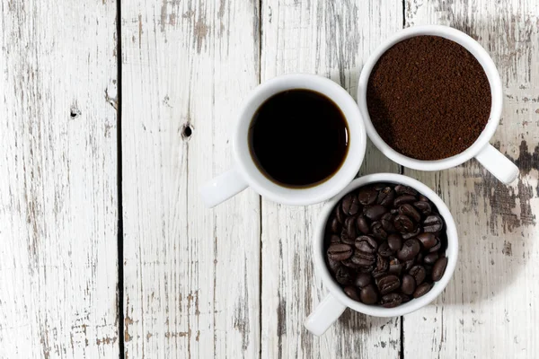 Tre typer av kaffe - marken, spannmål och dryck i koppar — Stockfoto