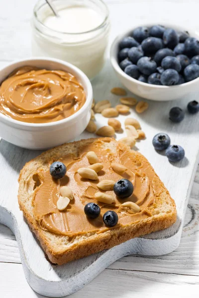 Toast met pindakaas en blueberry, close-up — Stockfoto