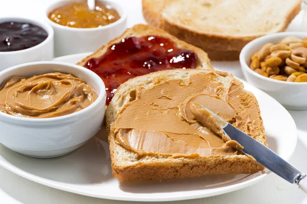 Toast met pindakaas en jam bij het ontbijt — Stockfoto