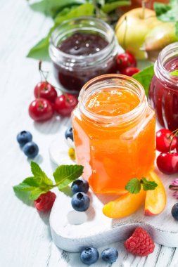 reçel ve mevsim meyveleri, dikey