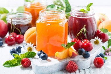 tatlı sıkışmaları ve mevsim meyveleri, closeup ürün yelpazesine