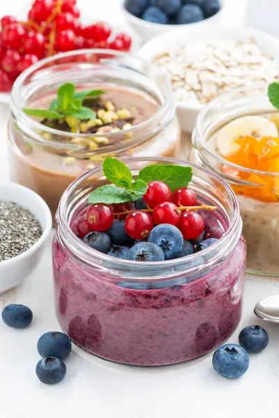 chia tohum ve meyvelerin kavanozlara çeşitli kahvaltı