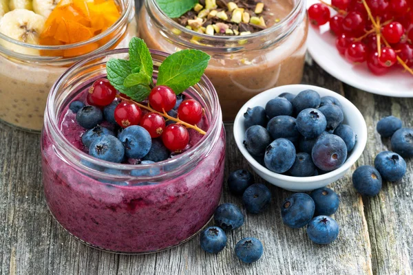 Assortimento di dolci con bacche fresche, frutta e cioccolato — Foto Stock