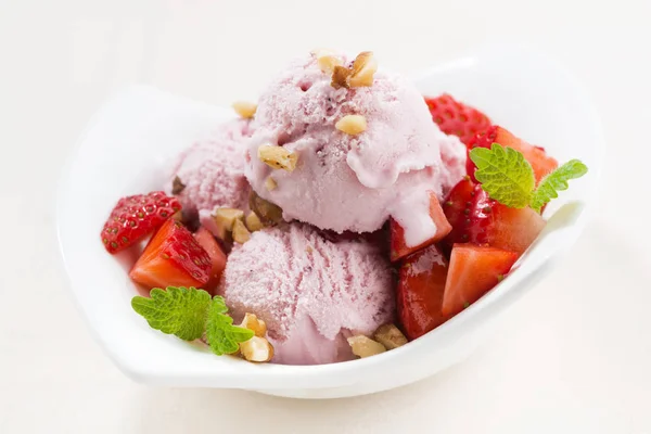 Delizioso gelato alla fragola in una ciotola — Foto Stock
