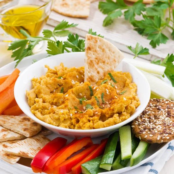 Hummus sauce arabe aux légumes frais et pain pita — Photo