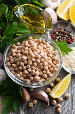 Humus ahşap arka plan, üstten görünüm üzerinde hazırlanması için malzemeler