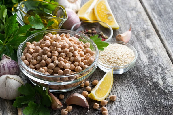 Ingredienser för att förbereda hummus på trä bakgrund — Stockfoto
