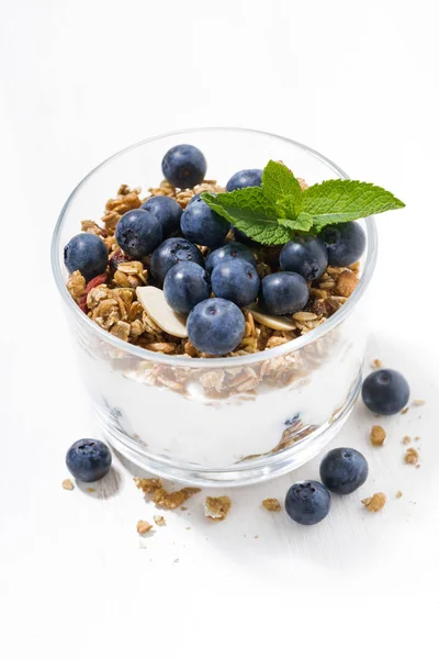 Dessert with fresh blueberries, granola and cream, vertical — Stock Photo, Image
