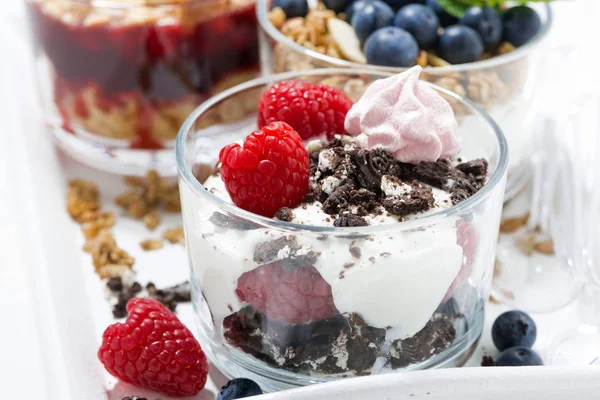 Desserts with fresh berries in glasses, closeup — Stock Photo, Image