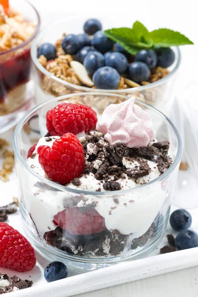 Desserts mit frischen Beeren im Glas, vertikale Nahaufnahme — Stockfoto