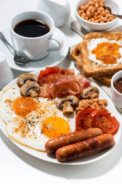 Pequeno-almoço inglês de ovos mexidos com bacon, salsichas — Fotografia de Stock