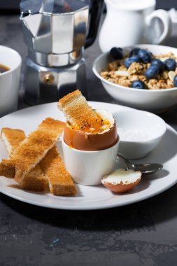 yumuşak haşlanmış yumurta, tost ve kahve kahvaltı için 