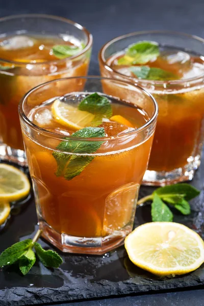 Iced tea with mint and lemon, vertical, closeup — Stock Photo, Image