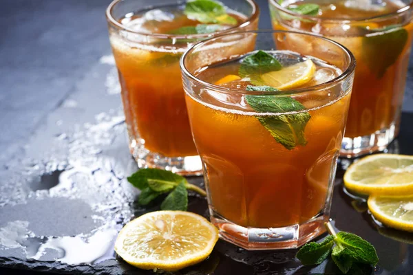 Nane ve limon koyu arka plan üzerinde ile buzlu çay