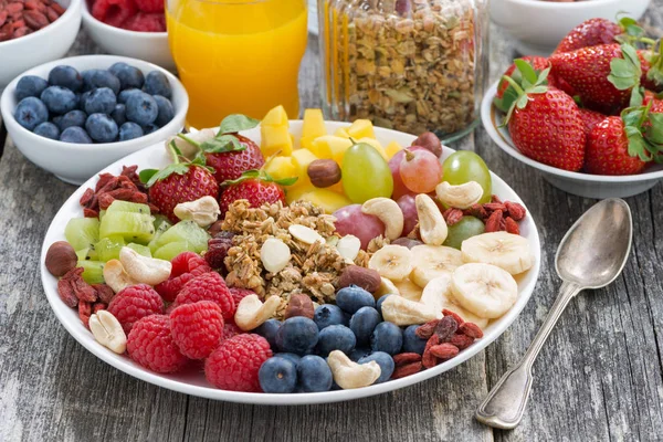 Ingredienser för en hälsosam frukost - bär, frukt och müsli — Stockfoto