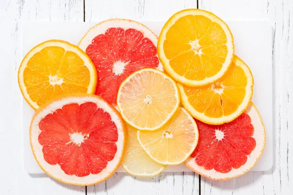 Skivor av färsk citrus, närbild ovanifrån — Stockfoto