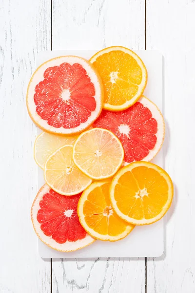 Slices of fresh citrus, vertical top view — Stock Photo, Image