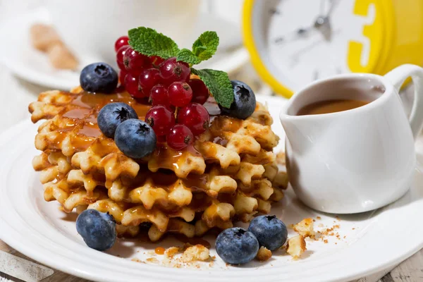 Waffles com bagas e caramelo para café da manhã doce, close-up — Fotografia de Stock